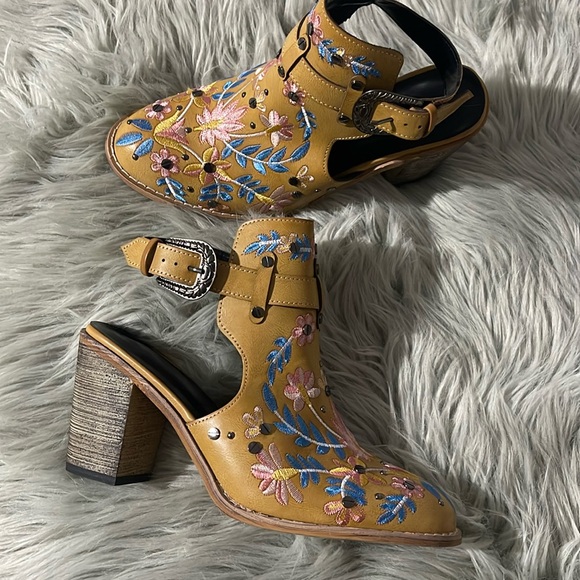no bra Shoes - Embroidered Mustard Block Heel Sandals with Buckle Strap - Women